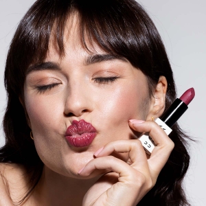 Nourishing Sheer Lipstick Wildberry